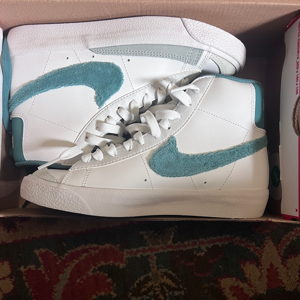 Nike Blazer Mid '77 White and Green Sneakers - Picture 9 of 10